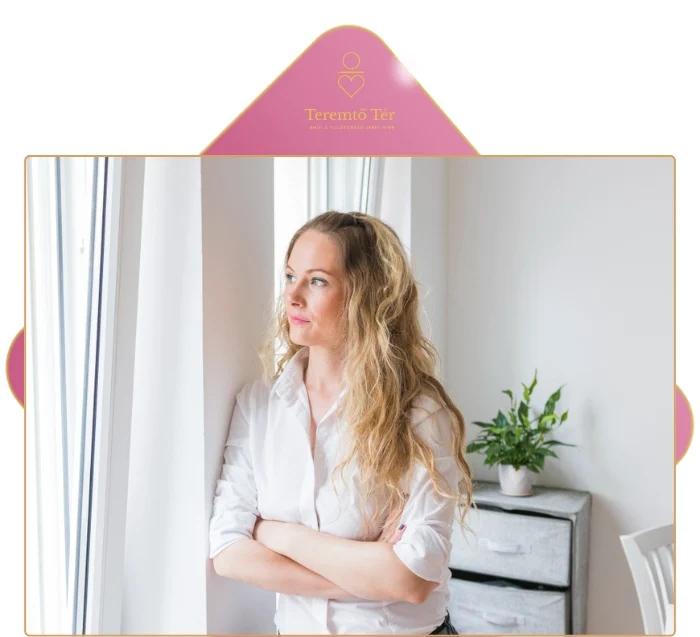 Fehér ingben, karba tett kézzel az ablaknál álló nő kifelé néz